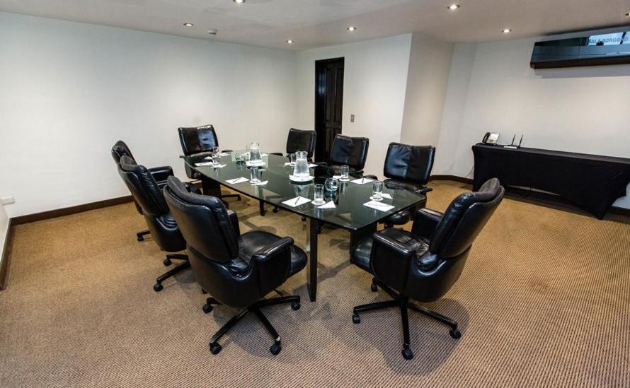 J&A Classic Hotel Lima Extérieur photo A boardroom at a hotel