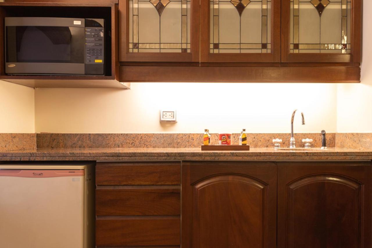 J&A Classic Hotel Lima Extérieur photo A kitchen with under-cabinet lighting