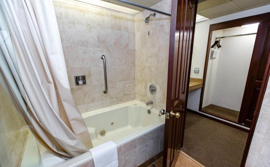 J&A Classic Hotel Lima Extérieur photo A bathtub with shower curtain