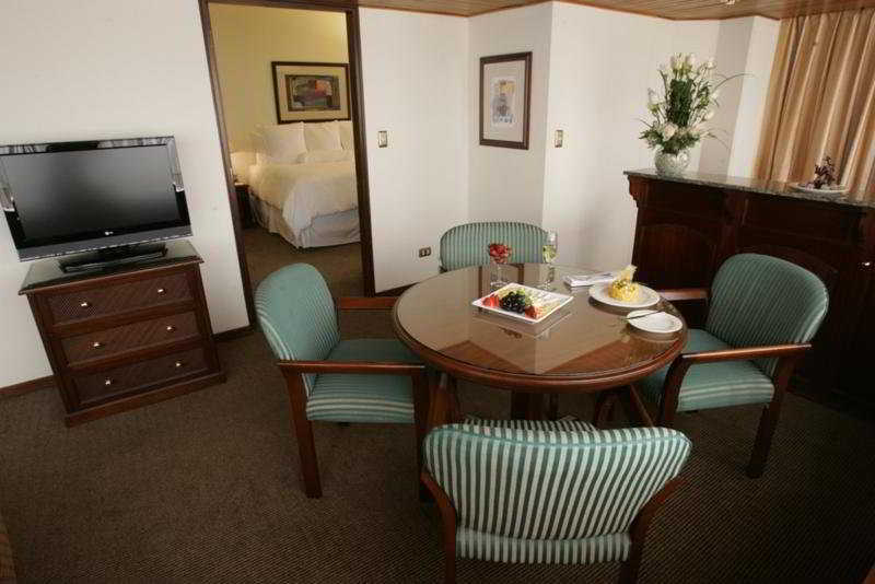 J&A Classic Hotel Lima Chambre photo A suite at the hotel