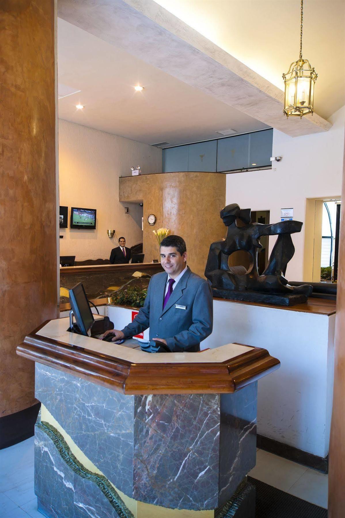 J&A Classic Hotel Lima Extérieur photo A hotel receptionist at the check-in counter